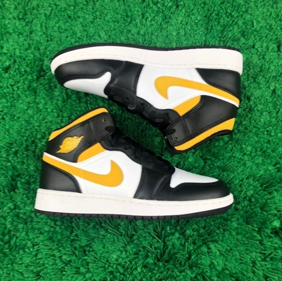 Air Jordan 1 Mid GS White Pollen Black Sneaker size 4y 5.5 women's - Picture 8 of 9